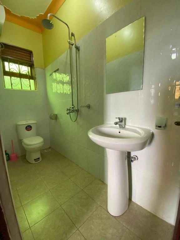 Ntebeko Homestay tiled bathroom